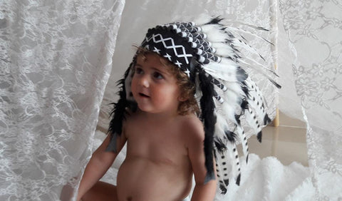 K04 De 2 à 5 ans Enfant / Enfant : Coiffe noire et blanche 20,5 pouces. – 52cm