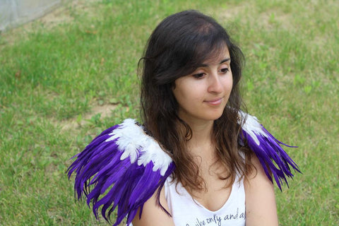 Plumes des ailes des épaules : violettes et blanches