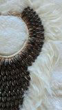 Collar Papua Native Warrior Plumas blancas y conchas marrones.