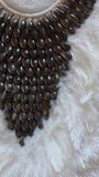 Collar Papua Native Warrior Plumas blancas y conchas marrones.