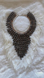 Collar Papua Native Warrior Plumas blancas y conchas marrones.