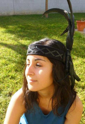 H23-Diadema de cuero negro con plumas grandes de gallo color natural