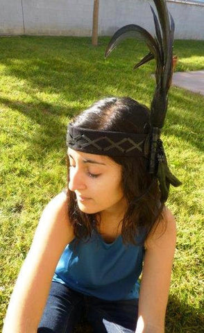 H23-Diadema de cuero negro con plumas grandes de gallo color natural
