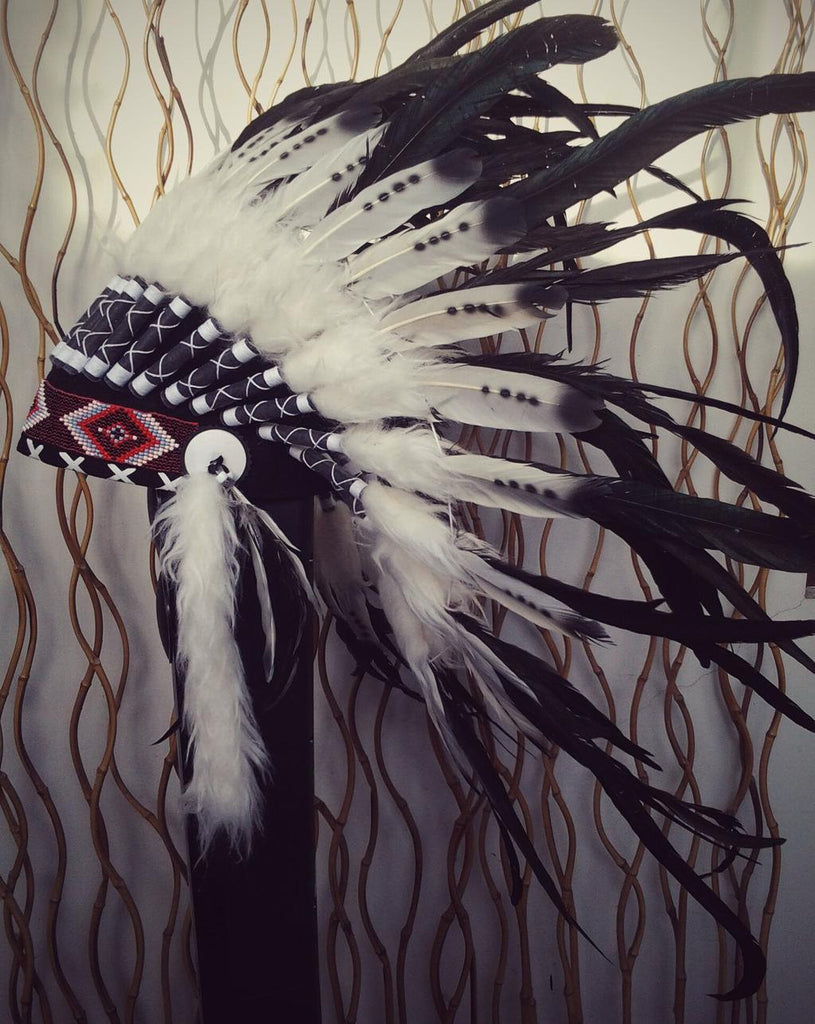 X12 Tocado de plumas indias en blanco y negro de tres colores/gorra de guerra de doble pluma (30 pulgadas/75 cm).