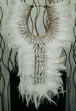 Collar Papua Native Warrior Plumas blancas y conchas blancas.
