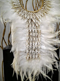 Collar Papua Native Warrior Plumas blancas y conchas blancas.