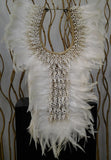 Collar Papua Native Warrior Plumas blancas y conchas blancas.