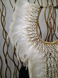 Collar Papua Native Warrior Plumas blancas y conchas blancas.
