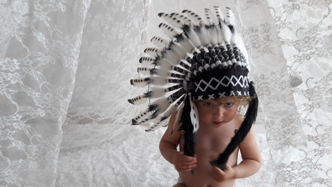 K04 De 2 à 5 ans Enfant / Enfant : Coiffe noire et blanche 20,5 pouces. – 52cm