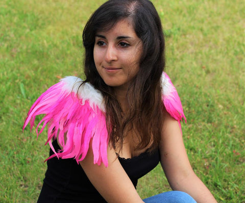 Plumes des ailes des épaules : roses et blanches