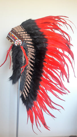 Y01 - Coiffe de plumes rouges moyennes / Warbonnet de style amérindien (36 pouces de long)