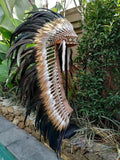C08 Coiffe en plumes de coq naturelles extra large avec cheveux blancs et bruns (43 pouces de long)