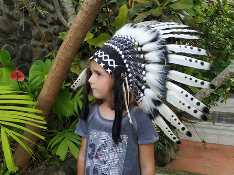 K07 Para Niño / Niños de 5-8 años: Tocado de Plumas de Jefe Indio en blanco y negro / Warbonnet estilo Nativo Americano para los más pequeños