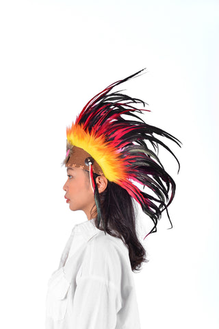 Tocado de plumas indias, inspirado en los nativos americanos. Gorro de guerra, diadema. Gorro naranja y amarillo