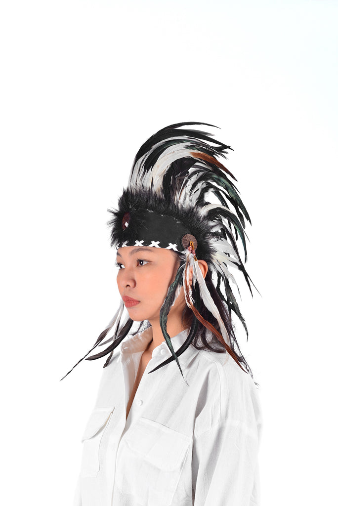 Coiffe indienne en plumes, d'inspiration amérindienne. Bonnet de guerre, bandeau. Chapeau Noir&amp;Blanc