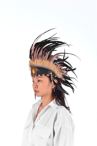 Tocado de plumas indias, inspirado en los nativos americanos. Gorro de guerra, diadema. Sombrero Marrón