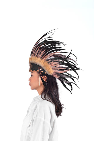 Tocado de plumas indias, inspirado en los nativos americanos. Gorro de guerra, diadema. Sombrero Marrón