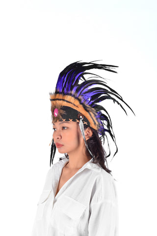 Tocado de plumas indias, inspirado en los nativos americanos. Gorro de guerra, diadema. Sombrero Púrpura