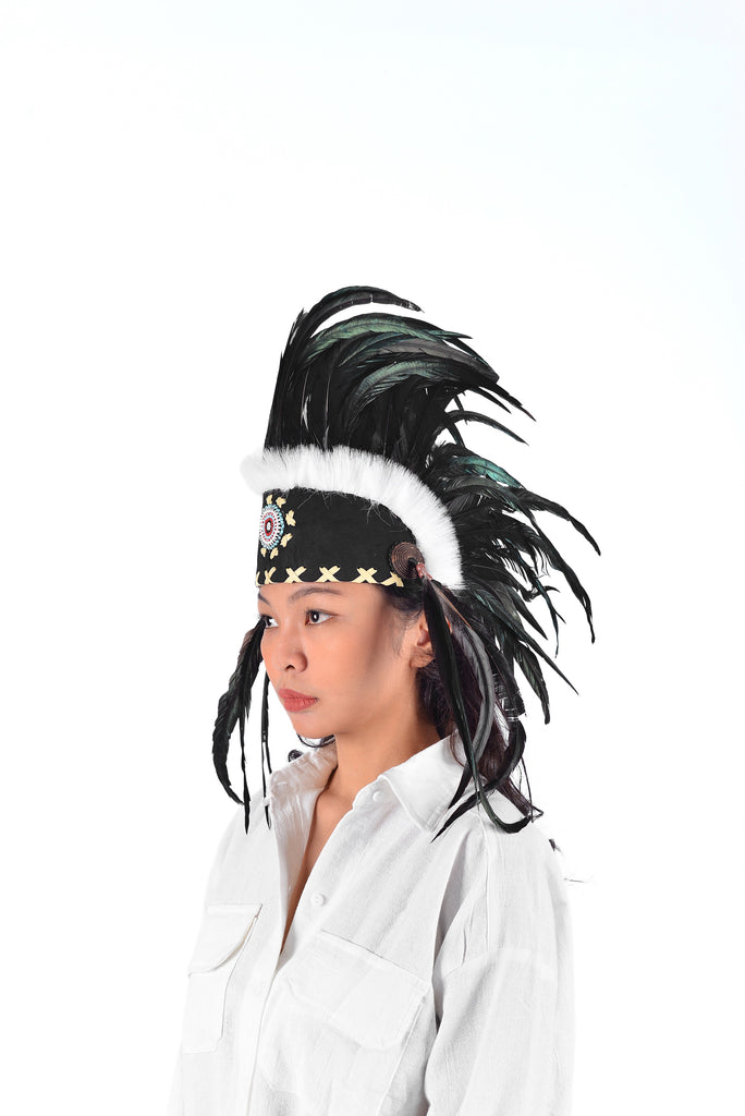 Coiffe indienne en plumes, d'inspiration amérindienne. Bonnet de guerre, bandeau. Couleur naturelle