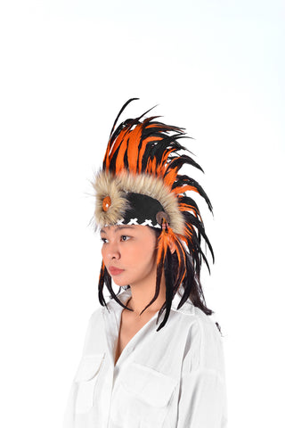 Tocado de plumas indias, inspirado en los nativos americanos. Gorro de guerra, diadema. Color naranja y negro