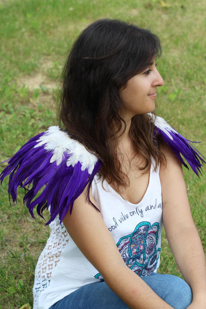 Plumes des ailes des épaules : violettes et blanches