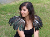 LISTO PARA HALLOWEEN. Plumas de las alas de los hombros: blancas y negras.