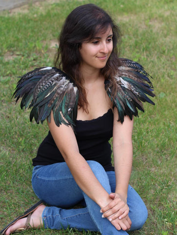 PRÊT POUR HALLOWEEN. Plumes des ailes des épaules : blanches et noires.