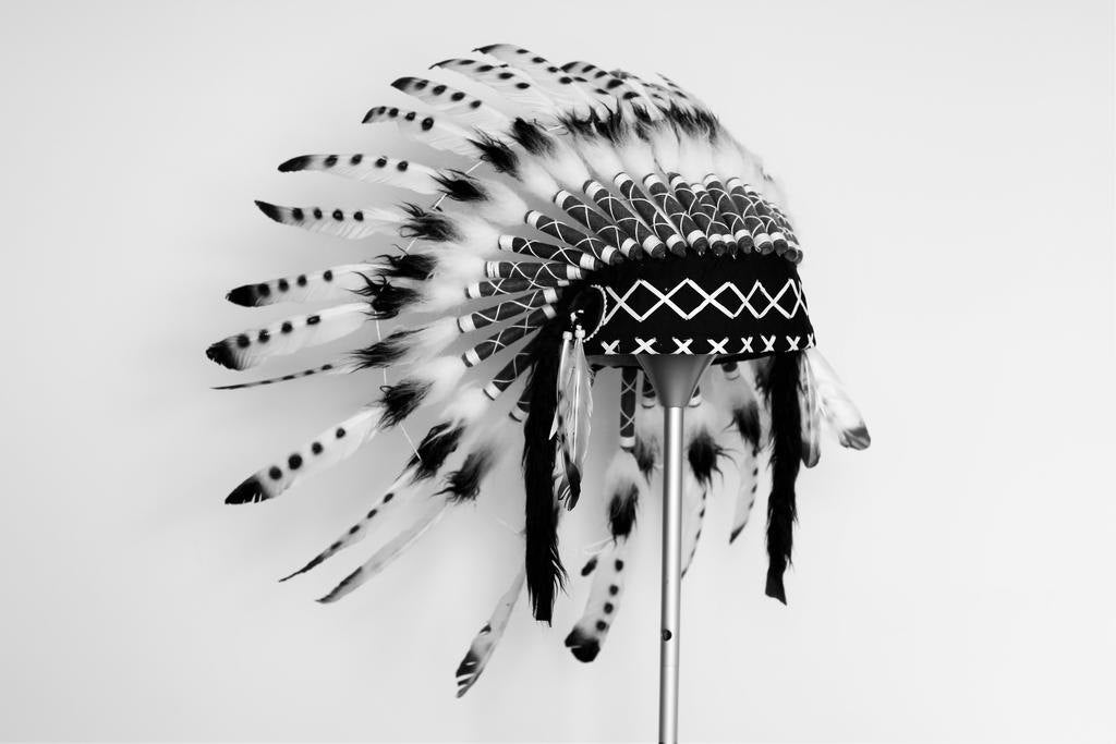 X08 Coiffe indienne en plumes blanches et noires, style amérindien. Bonnet de Guerre
