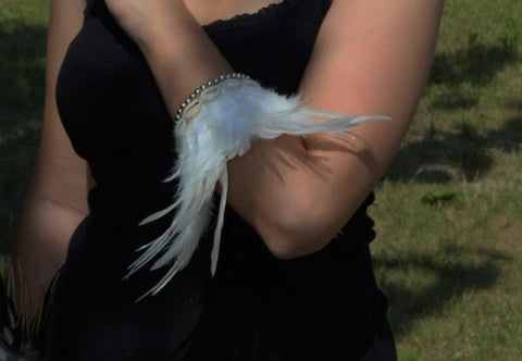 READY FOR HALLOWEEN . White Feathers Bracelet with shells.