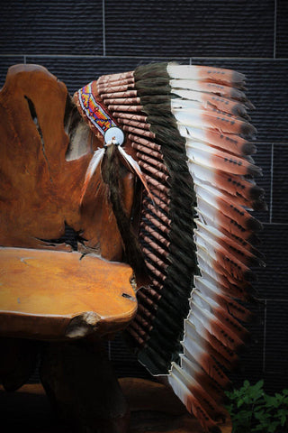 PRECIO REDUCIDO Y18. Marrón mediano de tres colores, tocado de plumas (36 pulgadas de largo). Estilo nativo americano.