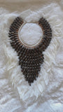 Collier Papouasie Native Warrior Plumes blanches et coquillages marron.