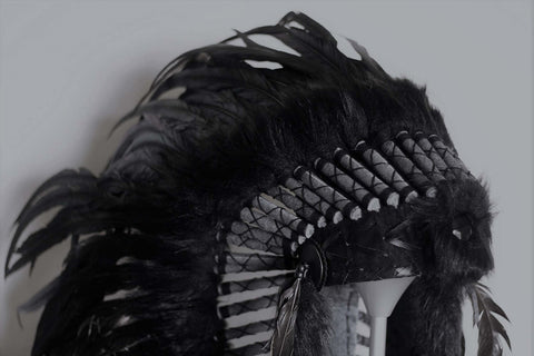 N83 - Tocado de plumas negro mediano inspirado en los nativos americanos (36 pulgadas de largo)/capó de guerra