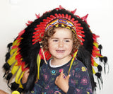K30 - Pour Enfant / Enfants De 5 à 8 ans : Coiffe de chef indien en plumes noire, rouge et jaune pour les plus petits