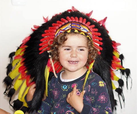 K30 - Para Niño/Niños de 5-8 años: Tocado de plumas de jefe indio negro, rojo y amarillo para los más pequeños