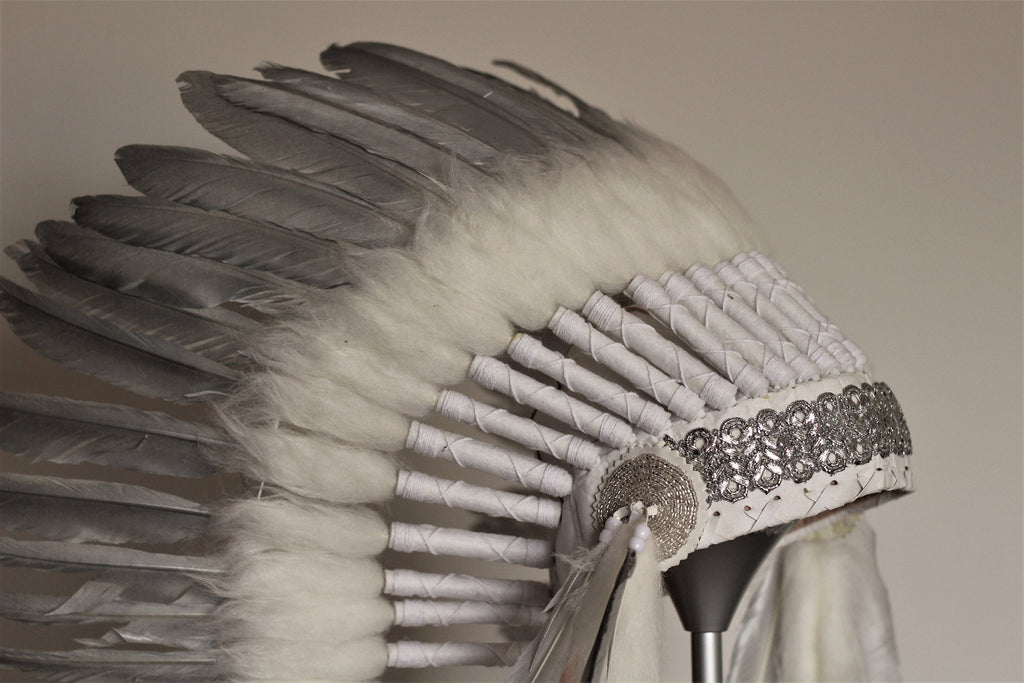 N94- Coiffe de plumes argentée moyenne, bonnet de guerre de style amérindien