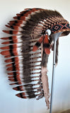 Z40 - Extra grande de tres colores marrón, tocado de plumas (43 pulgadas de largo). Estilo nativo americano.