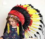 K30 - Pour Enfant / Enfants De 5 à 8 ans : Coiffe de chef indien en plumes noire, rouge et jaune pour les plus petits