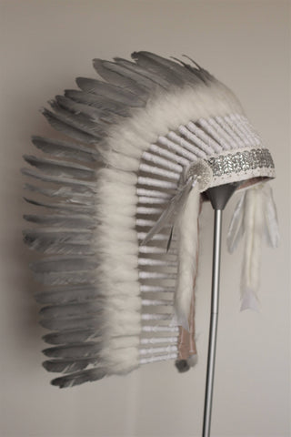N94- Coiffe de plumes argentée moyenne, bonnet de guerre de style amérindien