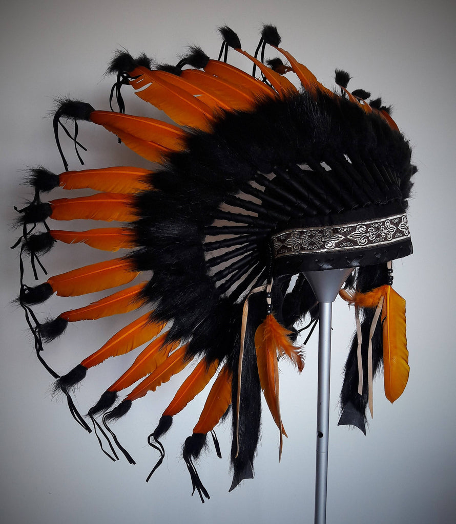 X56 - Coiffe de chef indien en plumes orange et noire.