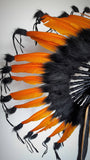 X56 - Coiffe de chef indien en plumes orange et noire.