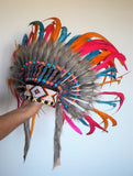 N27 - De 5 à 8 ans Enfant / Enfant : Coiffe en plumes turquoise, orange, rose et noire 21 pouces. – 53,34 cm.