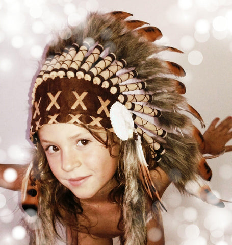 N22- Pour les enfants : coiffe en plumes marron trois couleurs. De 5 à 8 ans.