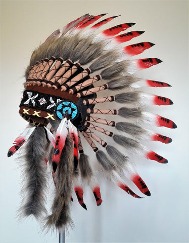 X20 - Tocado de plumas de jefe rojo de tres colores/Warbonnet de estilo nativo americano
