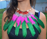 J9- Collar de plumas verdes y rosas