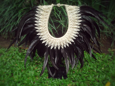 Collar Papua Native Warrior con plumas negras y conchas blancas