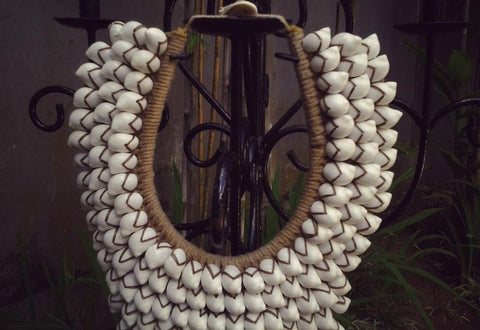 Collier Papouasie Native Warrior Plein de coquillages blancs naturels