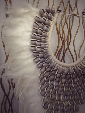 Collar Papua Native Warrior Lleno de conchas grises naturales