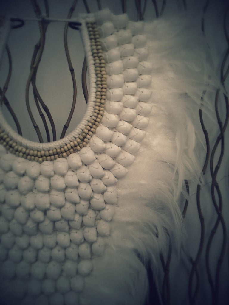 Collier Full White Papua Native Warrior avec coquillages blancs