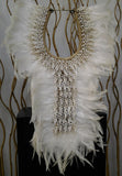 Collier Papouasie Native Warrior Plumes blanches et coquillages blancs.