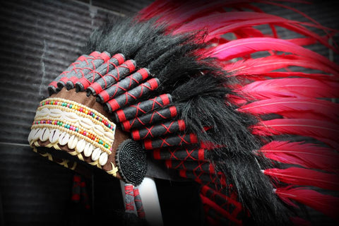 Y09 Coiffe de plumes indiennes rouges moyennes / Warbonnet de style amérindien (36 pouces de long)